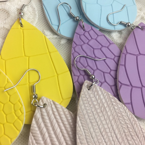 🌸STUNNING POWDER BLUE FAUX LEATHER EARRINGS.🌿 - Picture 4 of 4